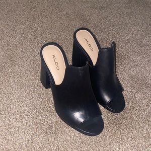 Woman’s size 5 Aldo shoes.